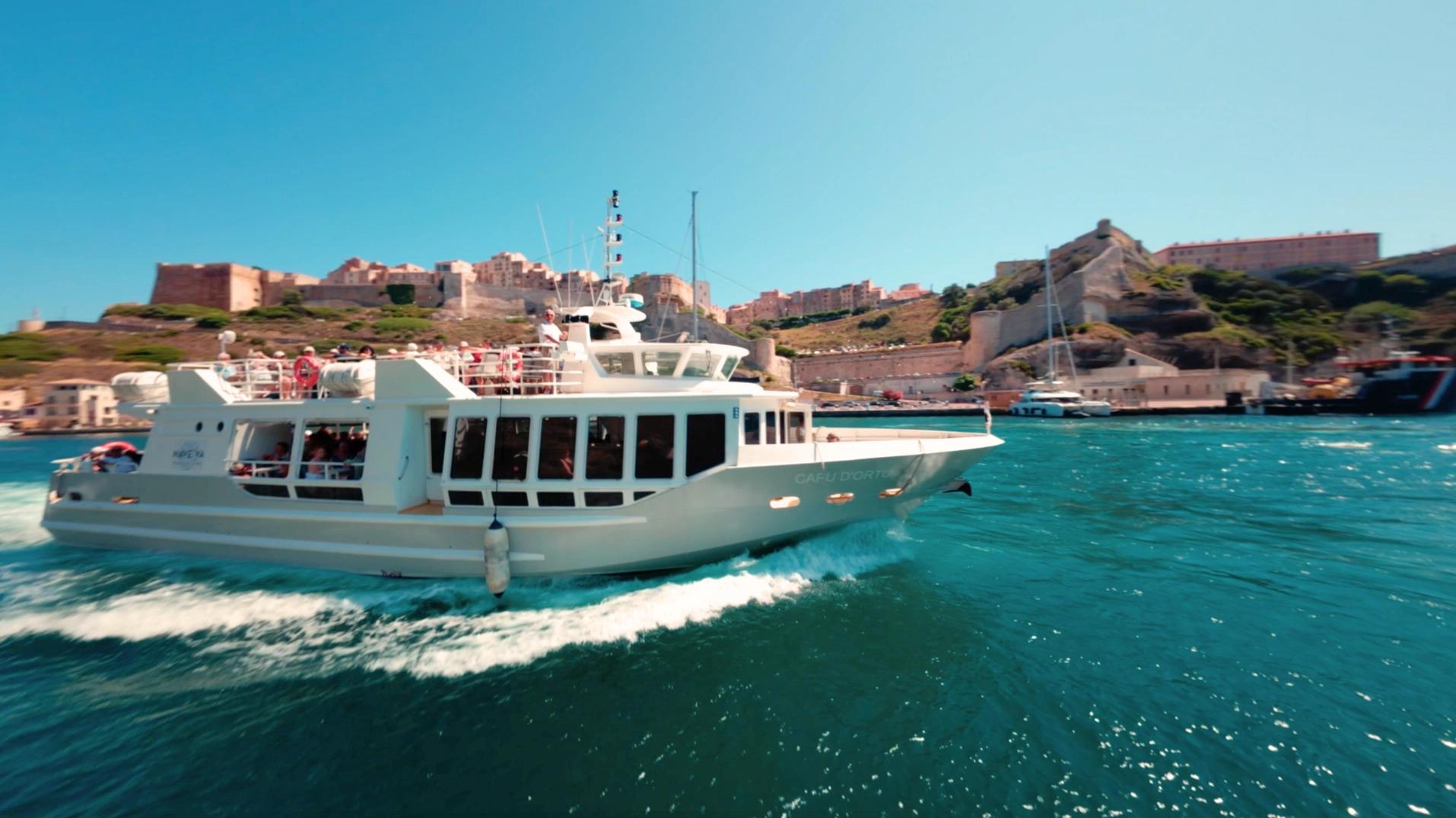 vedettes à passagers pour vos excursions en mer avec Nave Va