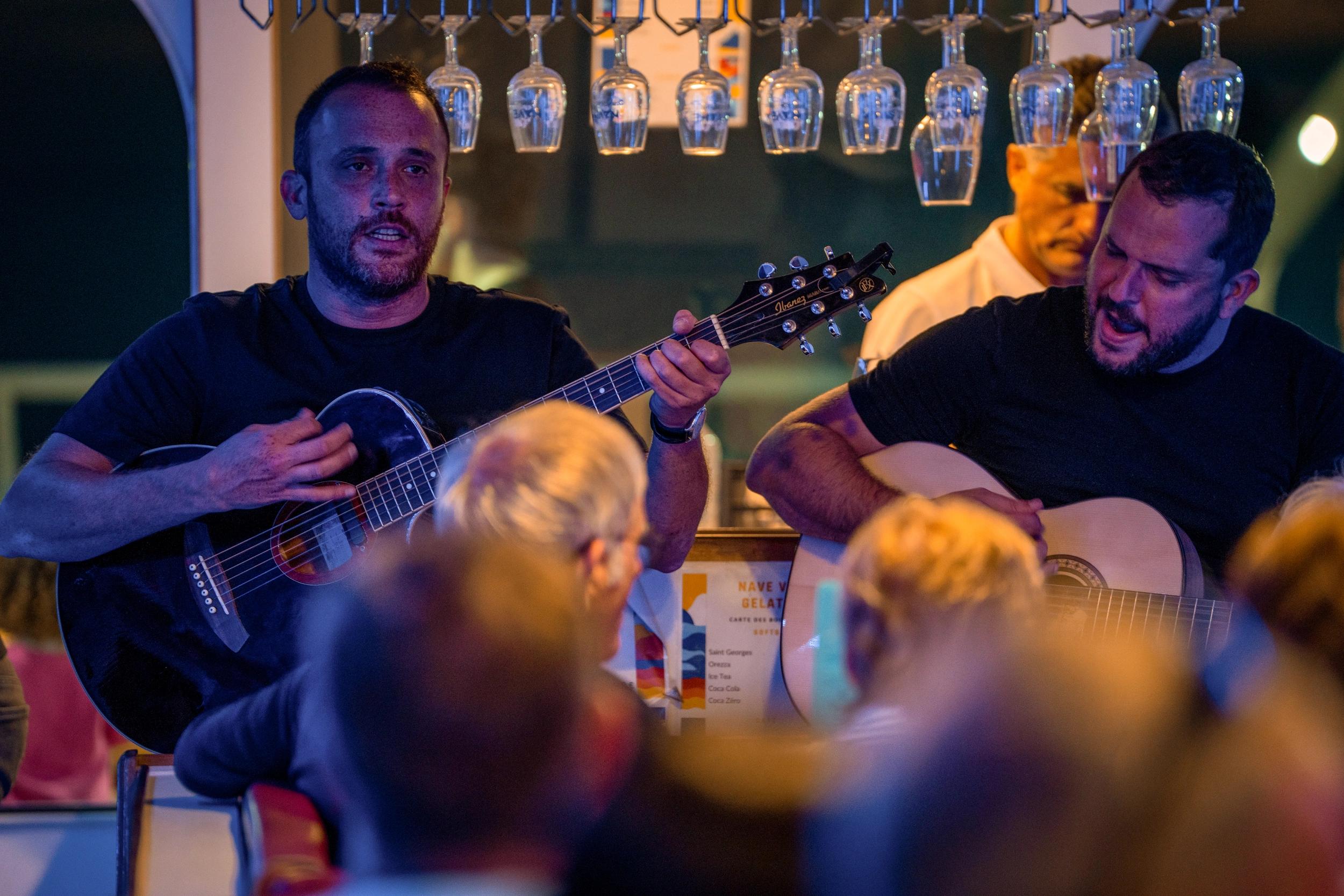 Animation musicale à bord d'un bateau bateau en Corse-du-Sud